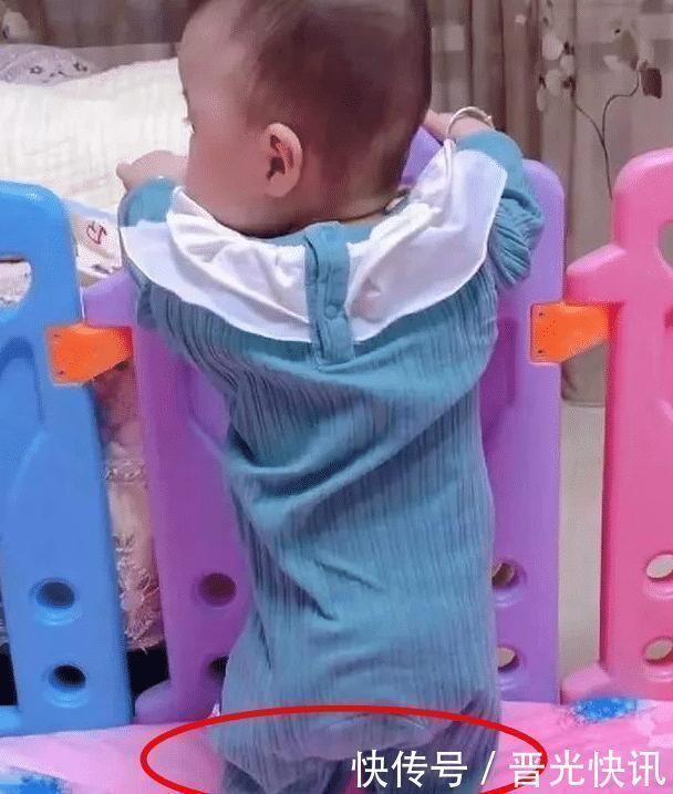 协调|“屁股下边全是脚”,宝妈晒照吐槽宝宝小短腿火了,网友笑翻了