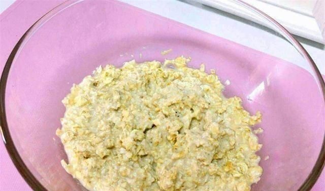 麦片不仅能冲泡,放入两个鸡蛋做成饼,早餐吃它健康又美味