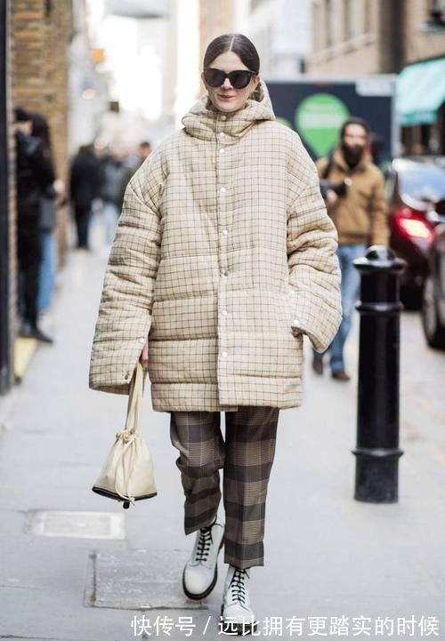 饱和度|不管是大衣还是羽绒服,尽量别穿这3个“颜色”,不耐看也不耐穿