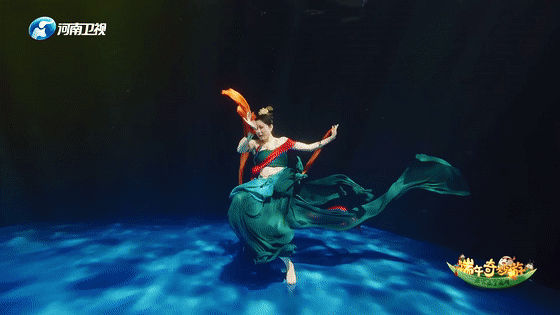 张雨绮|两次闪婚闪离,如今主持《快本》人气爆棚:她为何活得如此精彩?