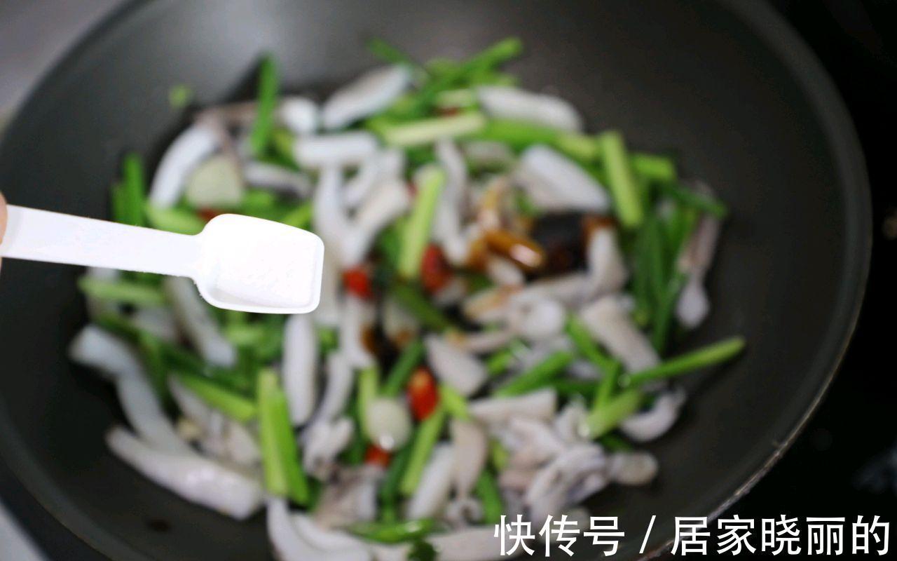 蒜薹搭配板乌，简单炒一炒，鲜嫩可口，大人孩子都爱吃