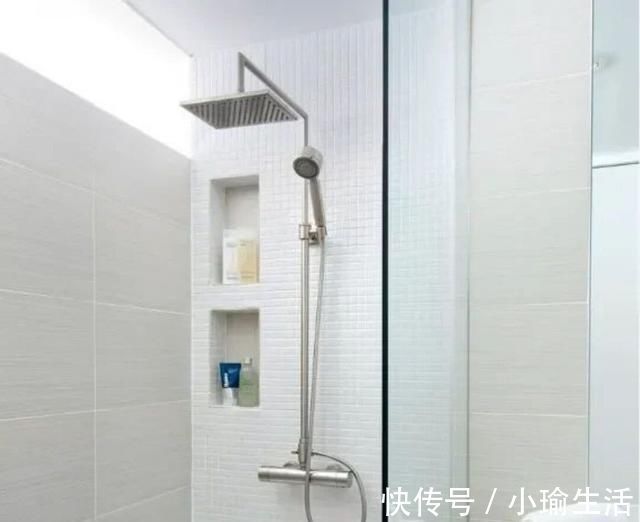 花洒|卫生间包管时如果用点心,能多出一排收纳格,比置物架可高级多了