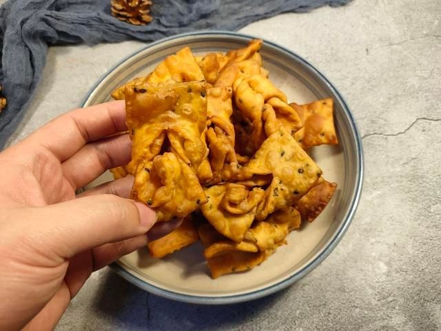 过年炸麻叶，想要酥脆好吃，记住“2不放”，又香又酥脆不回软