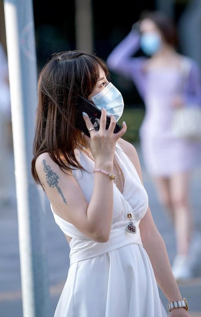 小红|连衣裙性感修身，要讲究色彩搭配，魅力绽放的简单技巧
