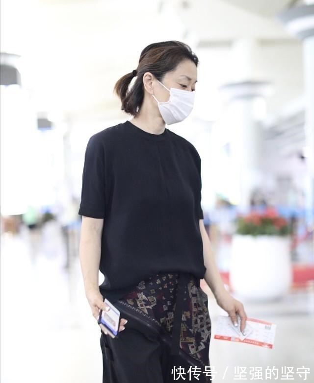 服饰 奔6的毛阿敏“放飞自我”，戴口罩素颜出门，诠释慵懒与随性！
