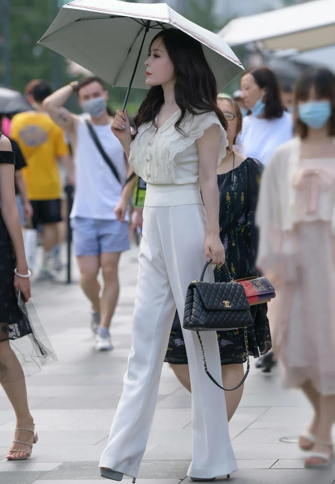 大长腿 小姐姐休闲上衣搭配白色长裤,气质干练又清爽还显腿长