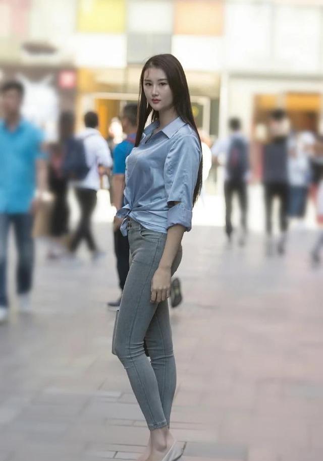 身材好的女生这样穿真好看, 蓝色衬衫搭配牛仔裤, 彰显青春活力