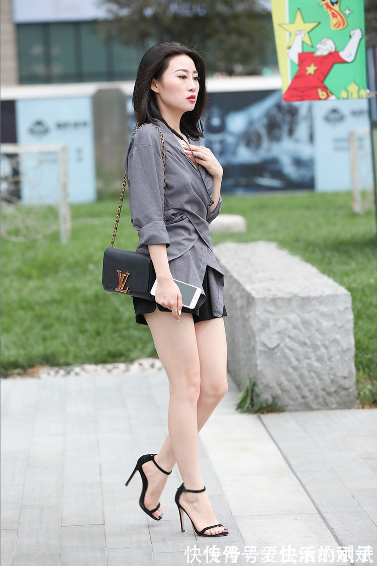 小姐姐 牛仔短裤是百搭的款,既有休闲又有稳重大方的美