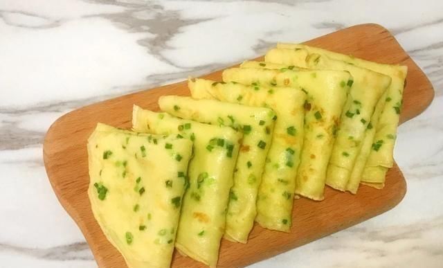 早餐饼快速做法,2个鸡蛋,1碗面,10分钟做出全家人的早餐