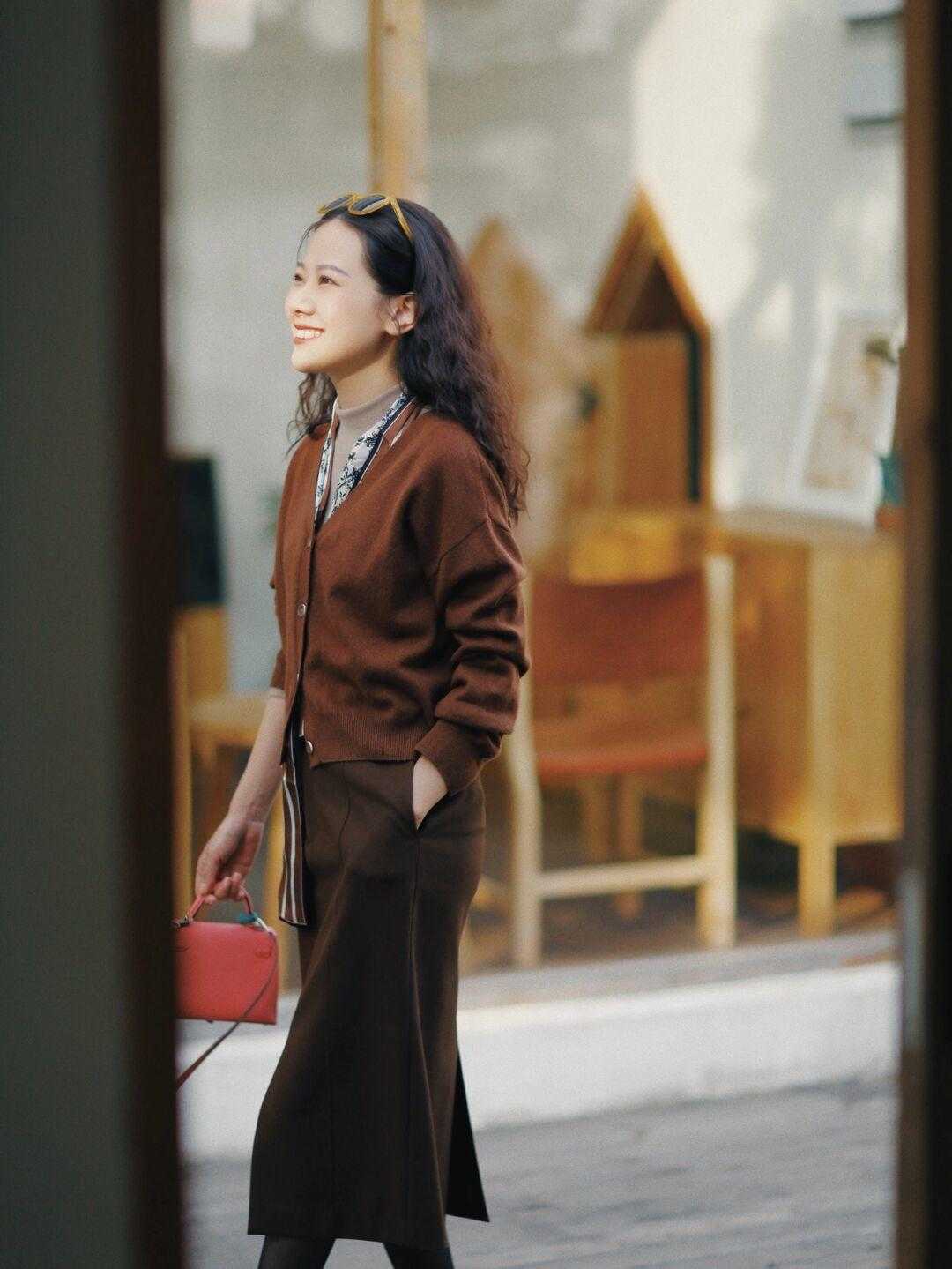 上身|还在为选下装而发愁吗?别愁了!用裙装配黑丝,上身效果美翻了