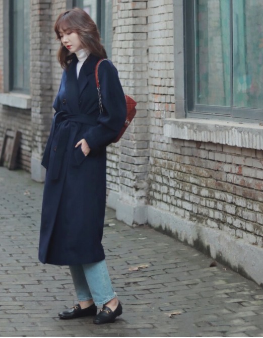 小蛮腰 穿大衣不要只会敞开穿了,搭配腰带保暖显瘦又高级,谁穿都好看