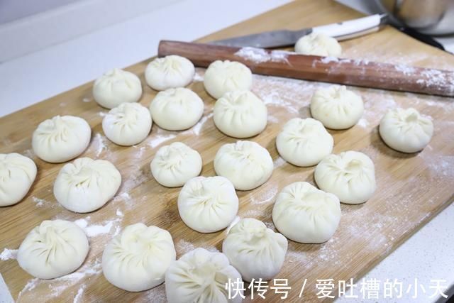 包子|皮薄馅大还流油的肉包子，连吃三个都不够，做法简单一定要学