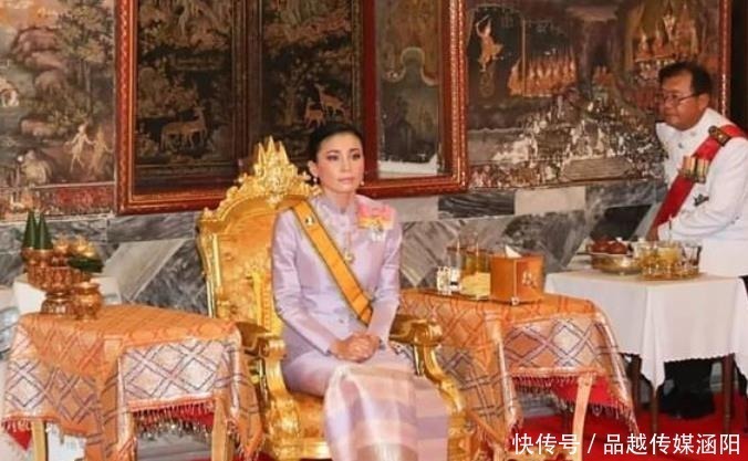 荣华富贵|苏提达活得太累！祈福大典突然用膝盖走路，67岁泰王都被惊到