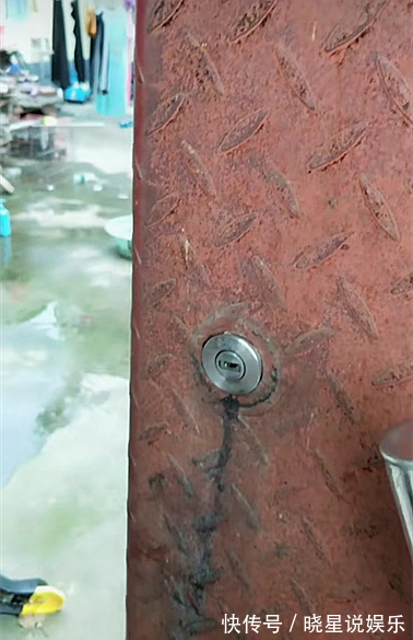 搓衣板|让爸爸单独带女儿,妈妈不放心提前回家,开门后就忍不住飞起一脚