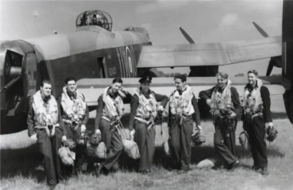 飞行员|133名飞行员冒死冲向大坝,亿吨洪水喷涌而出,千人睡梦中离世