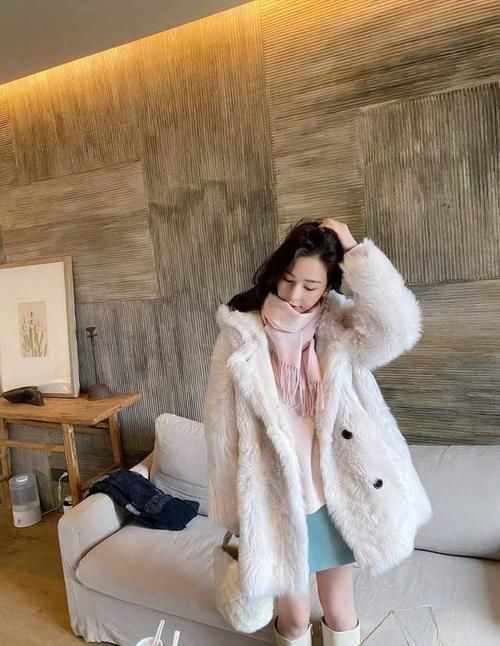 外套|美女造型真美，穿羊羔毛外套配牛仔裤简约时髦，休闲又大气！