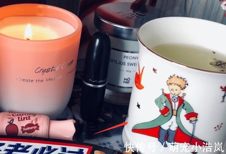 放假|何炅放假在家做蛋糕，却意外带火蛋糕旁边的杯子，带货能力没谁了