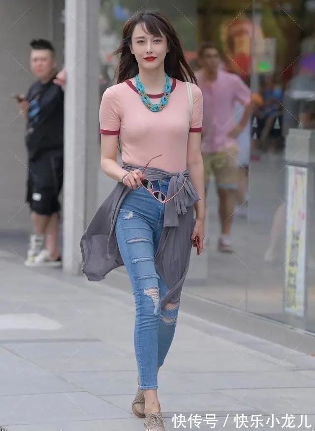 长裤 灰绿色长袖T恤搭配黑色打底裤,修饰身材比例,更显气质