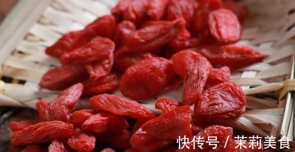 枸杞|枸杞配“一宝”,半个月下来,色斑淡了,睡眠好了,皮肤白皙红润