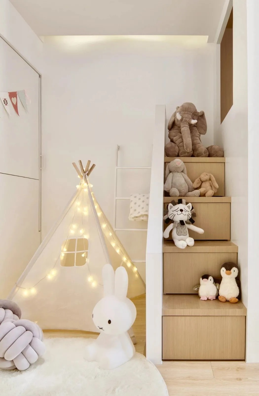 电动床|60㎡简约风小户型，客厅藏张床打开秒变3居室，太机智了！