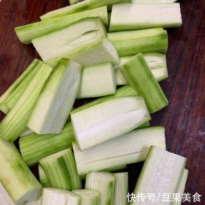 家常|人气家常下饭菜蒜蓉粉丝蒸丝瓜，一秒征服家人的胃