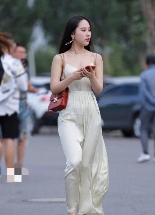 姑娘苗条的令人羡慕，穿长裙也能魅力四射