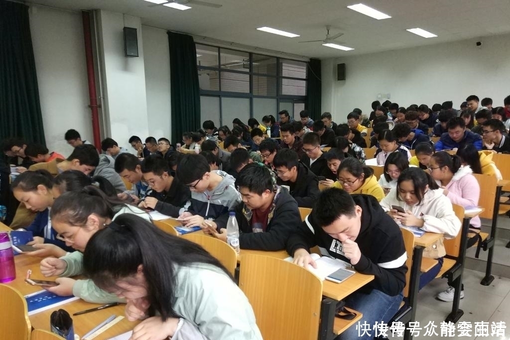 工作人员|老师发错试卷，800多名学生面临重考，学校：严厉处罚