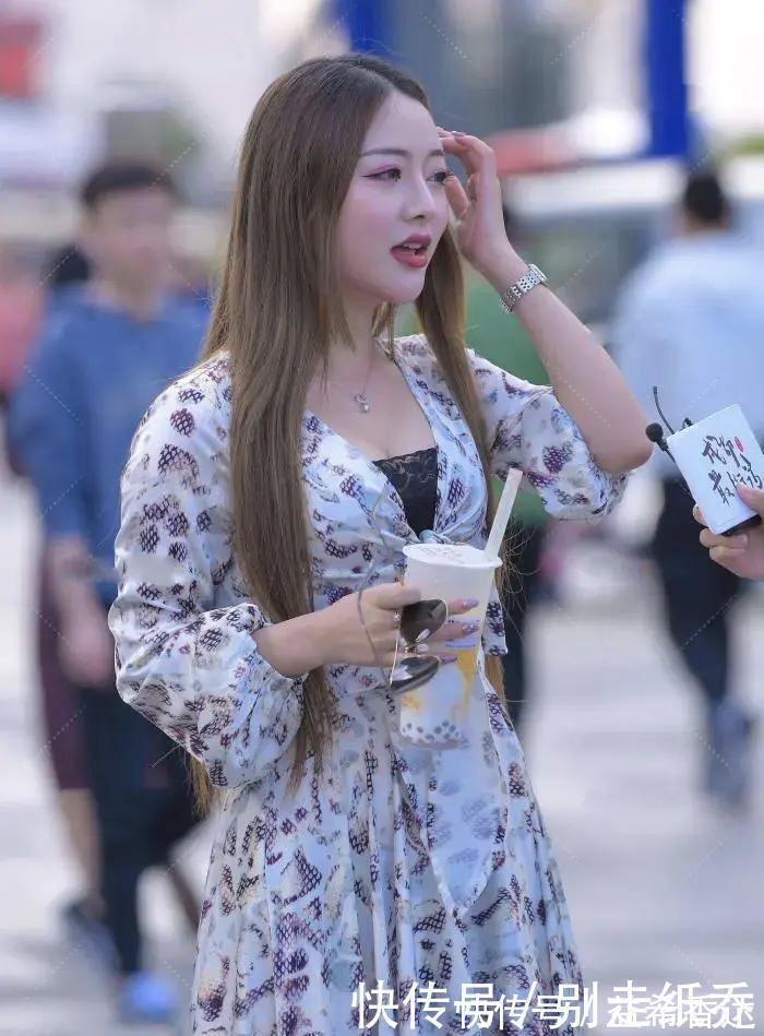 落花 梦笑开娇靥，眼鬟压落花，轻纱连衣裙配银色高跟的时尚优雅穿搭