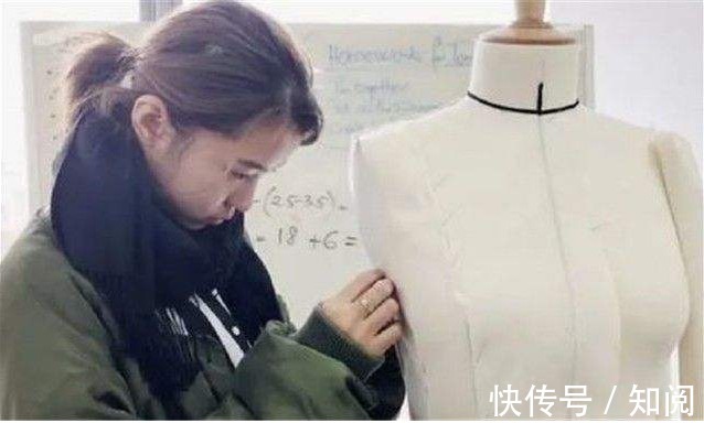 遼寧巨嬰:16歲吃飯靠人喂,每天開銷過萬,開蘭博基尼賣手機殼