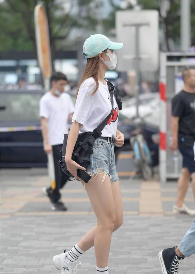 美女 中秋时节搭配短裤,依旧有不怕冷的姑娘,搭配出别样的味道