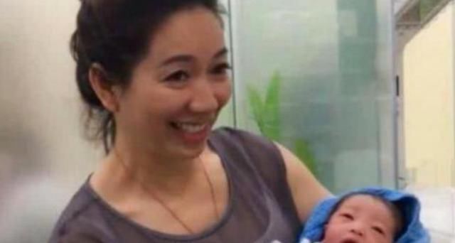 b'别看我,看娃',年轻外婆产房被围观,路人:才生完就溜达了?