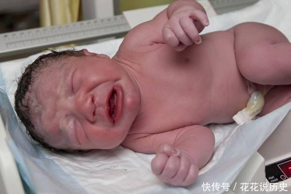 母体|婴儿面带微笑出生的,95后妈妈高兴,医生反手打了孩子一巴掌