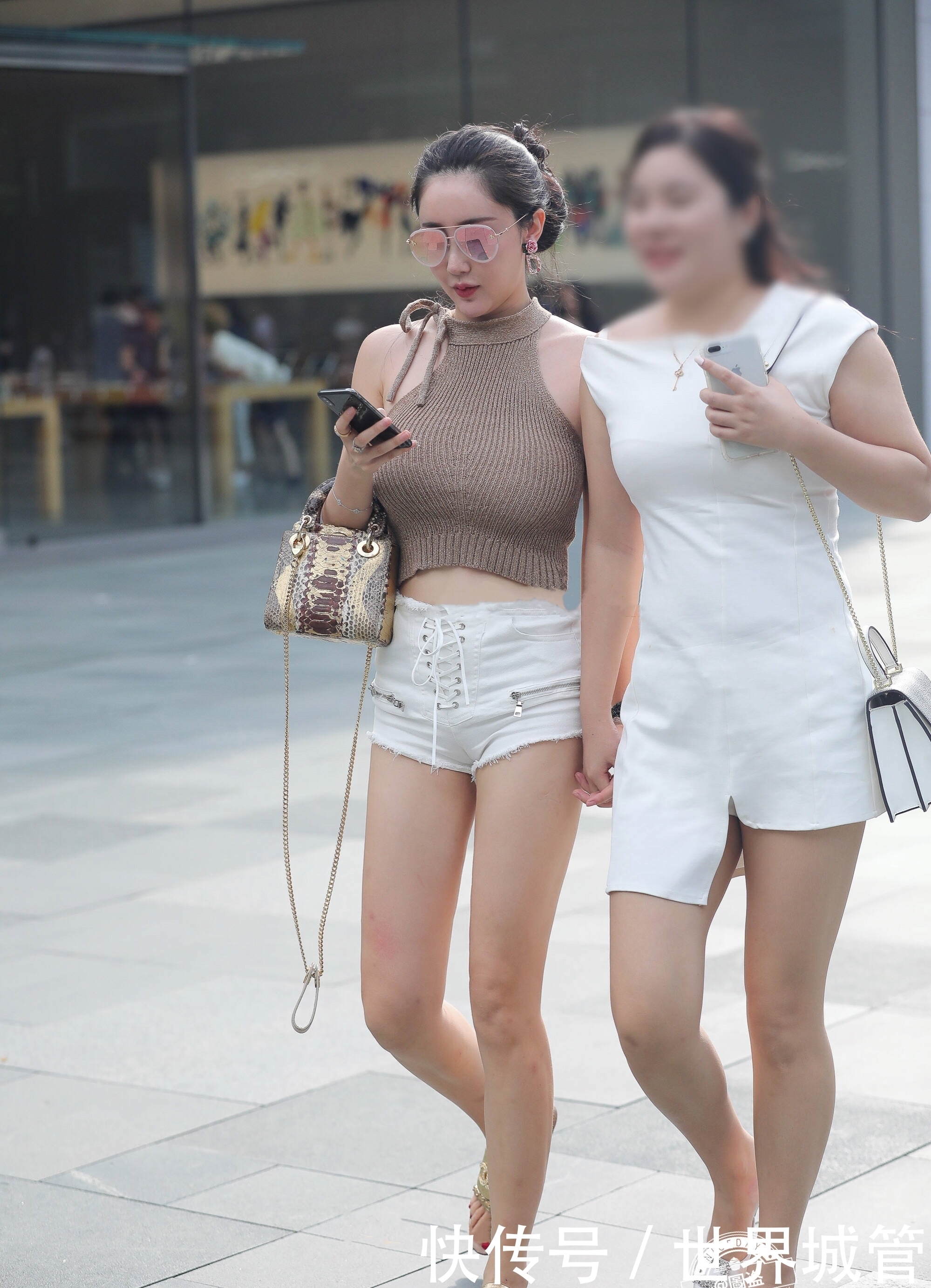 街拍:简单大方的削肩款背心搭配牛仔短裤,显瘦又显身材