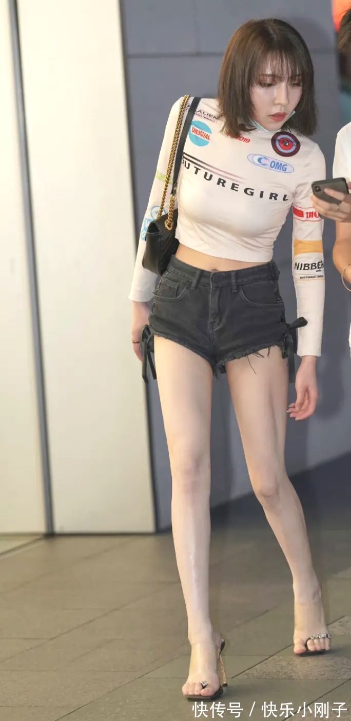 高跟凉鞋 牛仔短裤搭配长袖衫高跟鞋,秀出身材苗条腿!