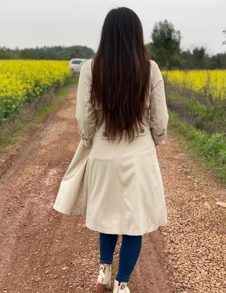 美女一身时髦的打扮,来野外拍照就是为了秀身材吗