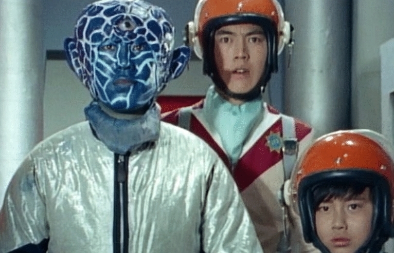 这部特摄剧跟《奥特曼》同年诞生,小孩子靠手表,操控机器人战斗