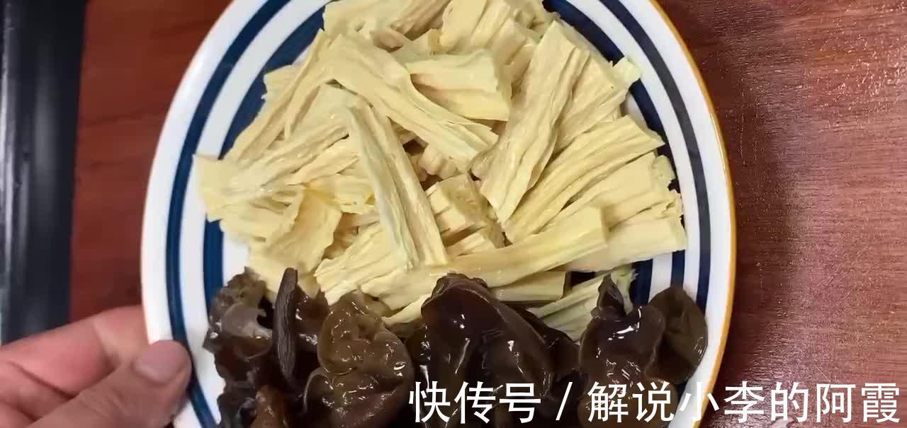 凉拌黄瓜,取材方便做法简单,鲜嫩爽脆酸辣开胃,越吃越上瘾