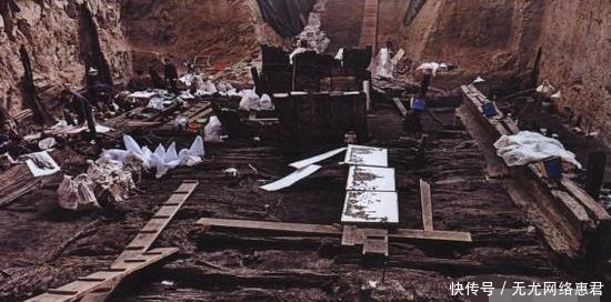 黄袍|1928年清理乾隆墓室时,为何有一位身穿黄袍的女性?