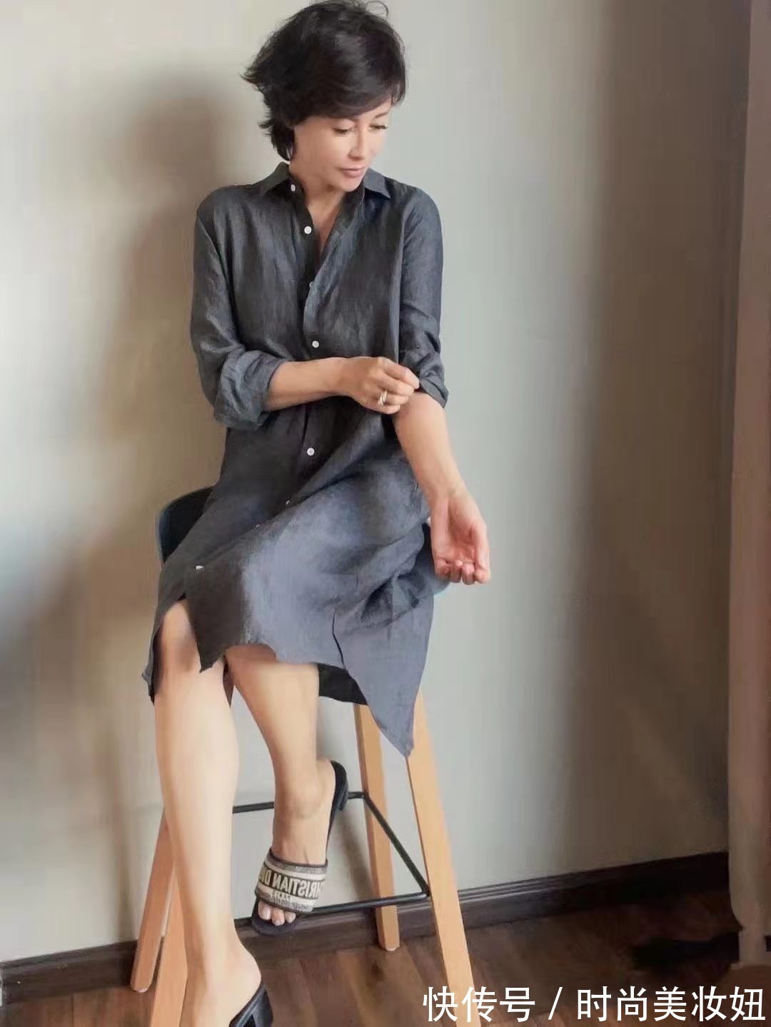 直筒裙|40+女人穿得高级比时髦重要,这位大龄姐姐的穿搭,满身高级感