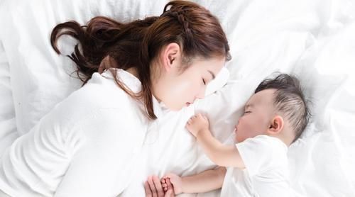 宝爸哄娃自己被哄睡,娃睡床头柜,空调开到17度,宝妈不淡定了