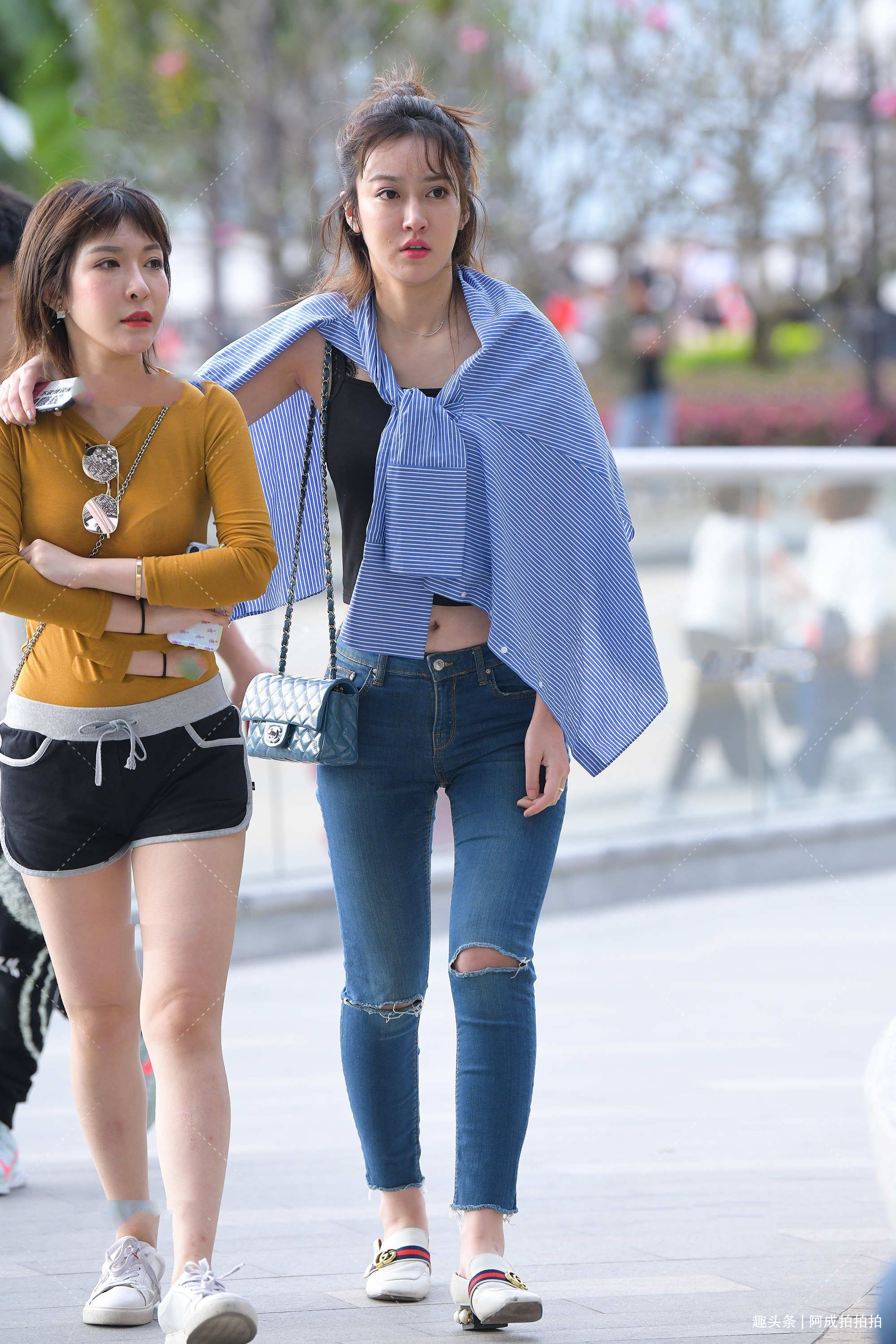 蓝色衬衫披肩搭配破洞牛仔裤,尖头白色皮鞋显高级,随意休闲