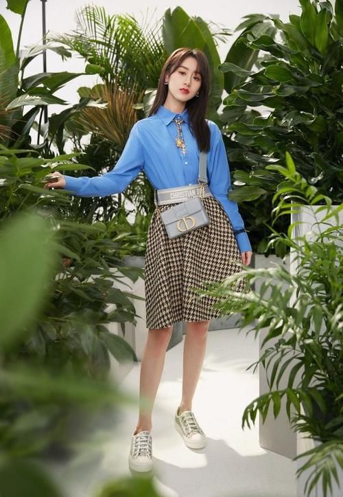 衬衫下面别配裤子！今春流行“衬衫+裙子”，可A可甜，谁穿谁好看