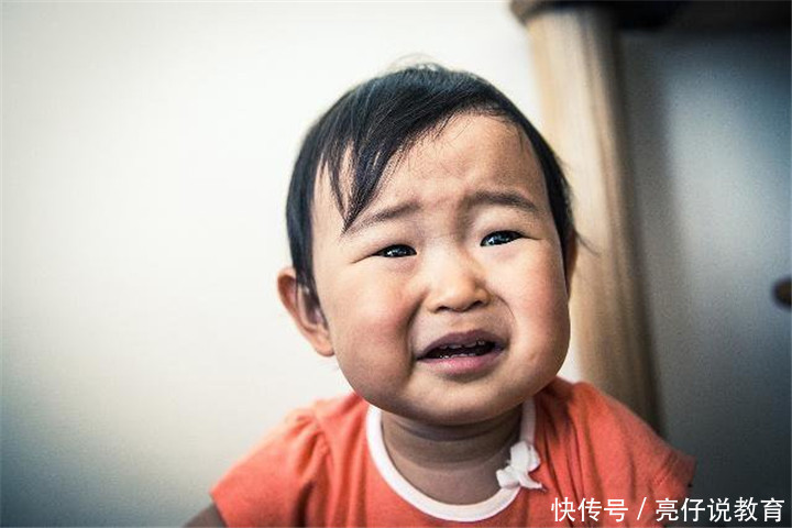 小家伙们|5岁双胞胎在家贪玩不懂事,打开防盗窗从6楼坠落,宝妈当场崩溃