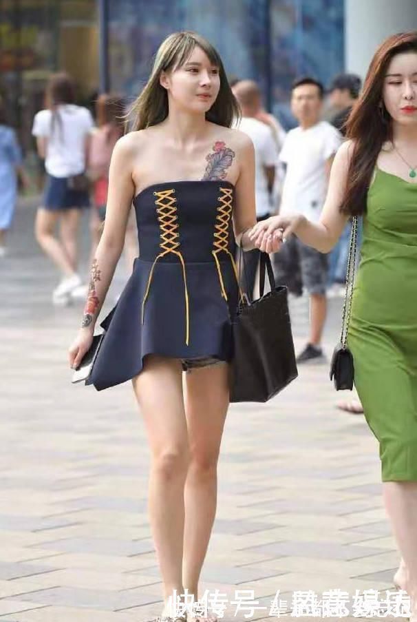 穿搭 上班工作日穿什么呢一条性感的一字肩连衣裙,彰显出清新的气息