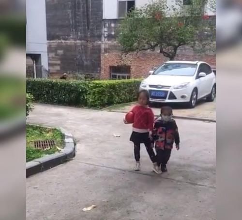 姐姐|弟弟被姐姐的“气质”绊倒,令网友捧腹大笑:气质这块拿捏死死的