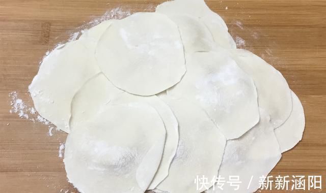 韭菜包子|韭菜包子馅不发黑有窍门,教你一招,做出来皮薄大馅好吃还好看
