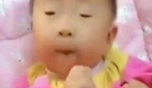 眼睛|宝妈嫌弃“小眼睛”宝宝丑,婆婆安慰会变大,孩子百天后尴尬了