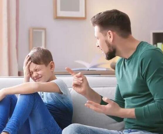 父母|父母这4种行为，会让孩子慢慢变“笨”，再不注意会害了孩子