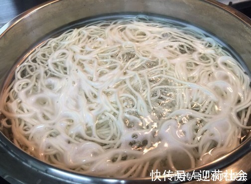 煮面条时，冷水下锅还是开水下锅想要筋道爽滑，大厨牢记3点