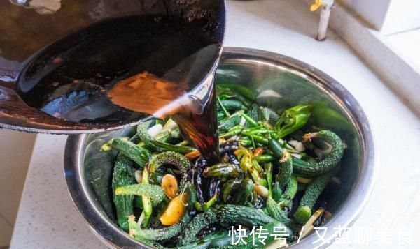 腌黄瓜时,洗净直接撒盐就“废了”,多加这一步,黄瓜酸脆好保存